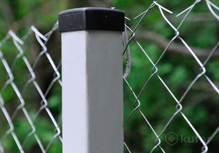 Забор из металлической сетки. Забор сетка рабица. Круглый столб для рабицы. Столбы для рабицы. Столбы под сетку рабицу.