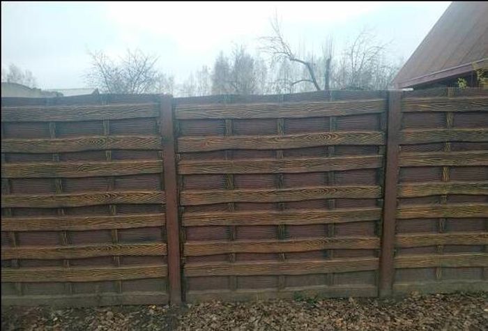 Забор из досок вертикальный. Деревянный заборчик. Забор из дерева вертикальный. Бетонный забор под дерево. Забор продольной доской белый.